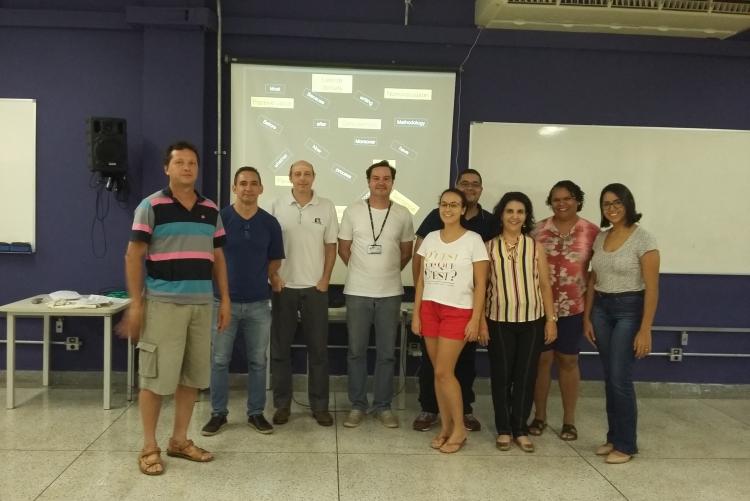 Prof. Vitor (centro da imagem) e participantes do curso 